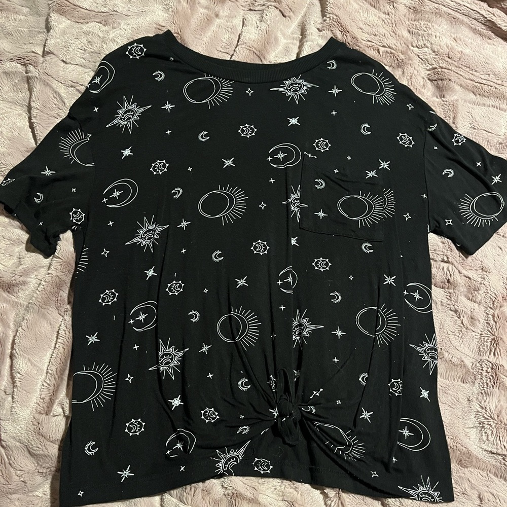 No Boundaries Moon and start front tie shirt. Large